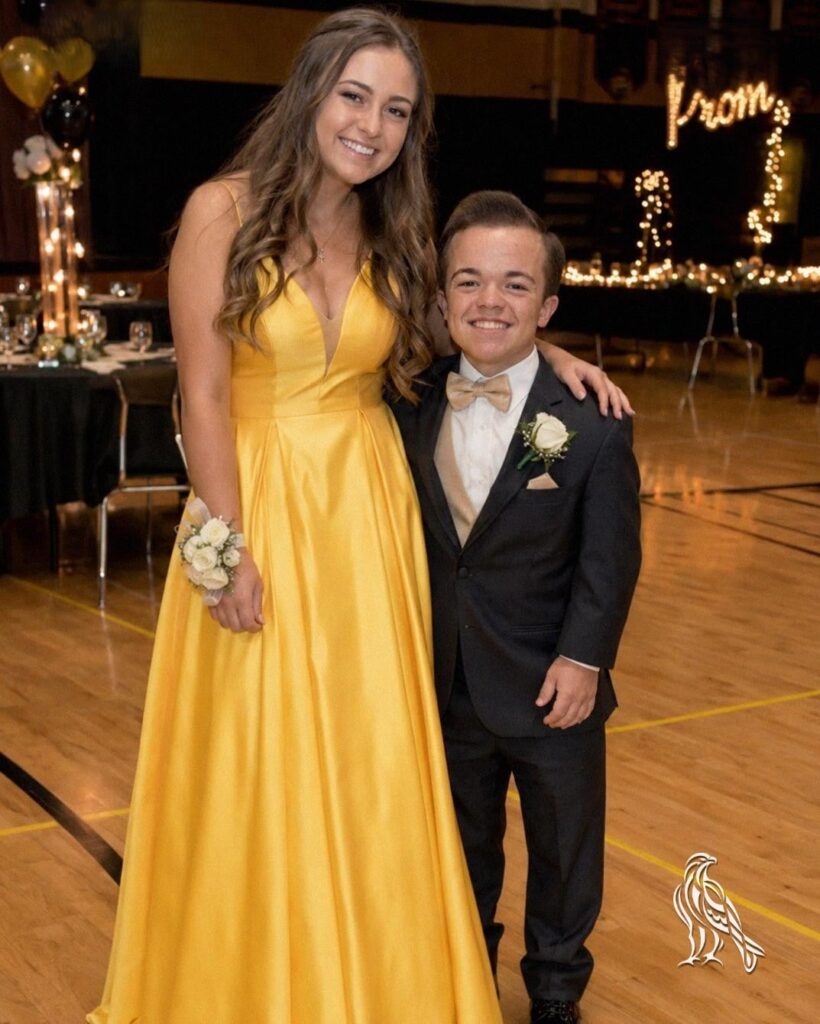 Everyone at school laughed at my boyfriend because of his height — but at prom, our teacher called us onto the stage and said words that left the entire room speechless.Two years ago, a boy named Elliot transferred into our class. He was very short, and our classmates constantly made fun of him.But not me.We became friends in the first few days after he transferred to our school.We started spending a lot of time together, and eventually, I fell in love with him.We starte…